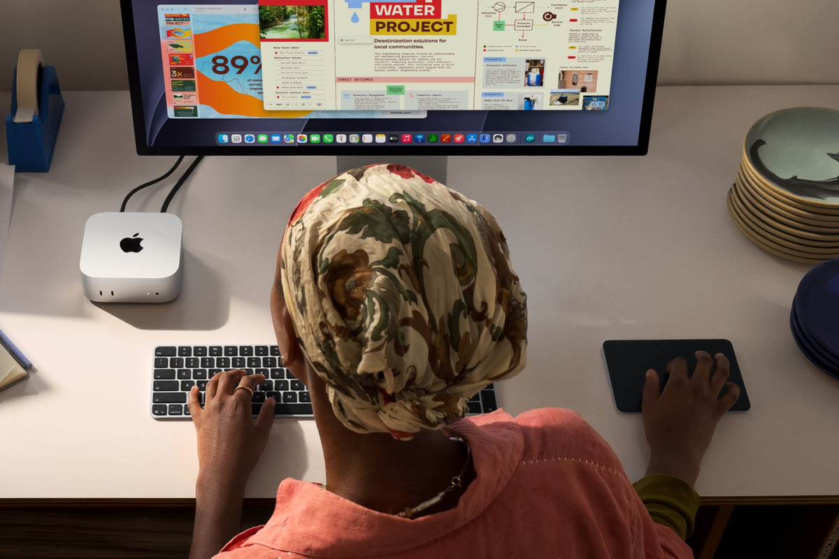 Mac mini (2026) Prateado em uso com monitor e teclado