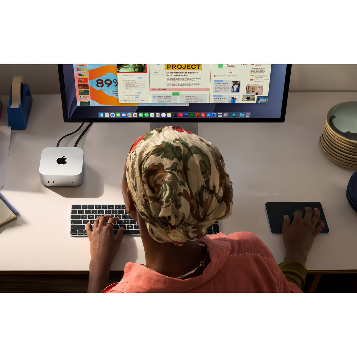 Mac mini (2026) Prateado em uma mesa de trabalho