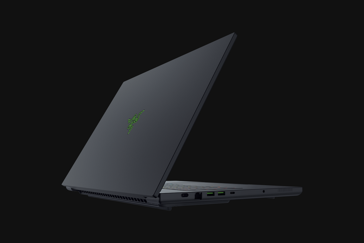 Razer Blade 18 2026 preto, vista traseira