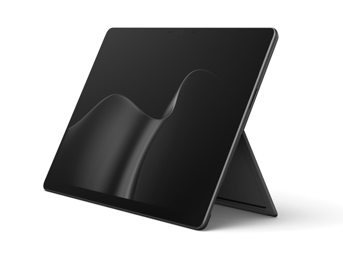 Surface Pro 13" 12ª edição Preto, vista em ângulo