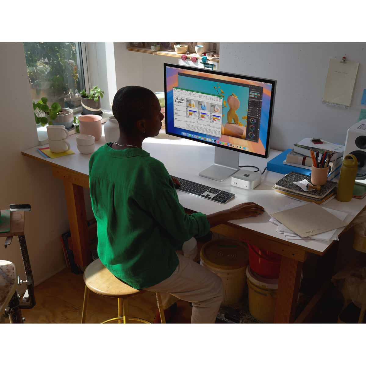 Mac mini (2024) Prateado em uma mesa de trabalho com monitor