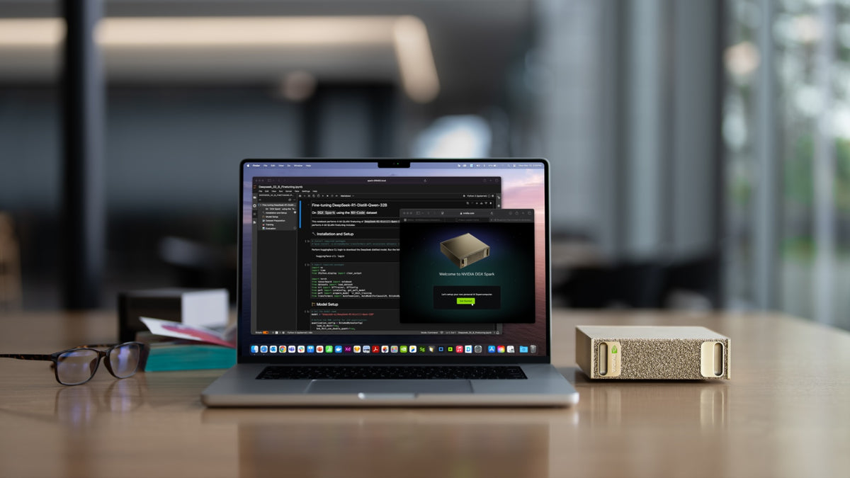 NVIDIA DGX Spark Dourado sobre mesa ao lado de notebook